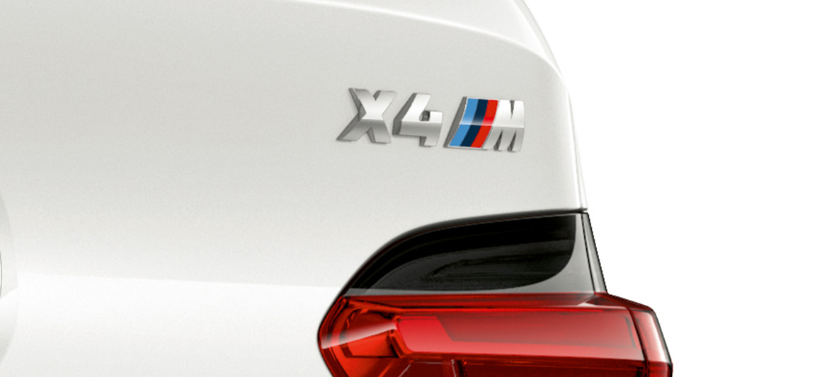 BMW X4 M, επιγραφή μοντέλου. BMW X4 M σε λευκό Alpine, εξωτερικό, κοντινή λήψη πίσω με επιγραφή μοντέλου.