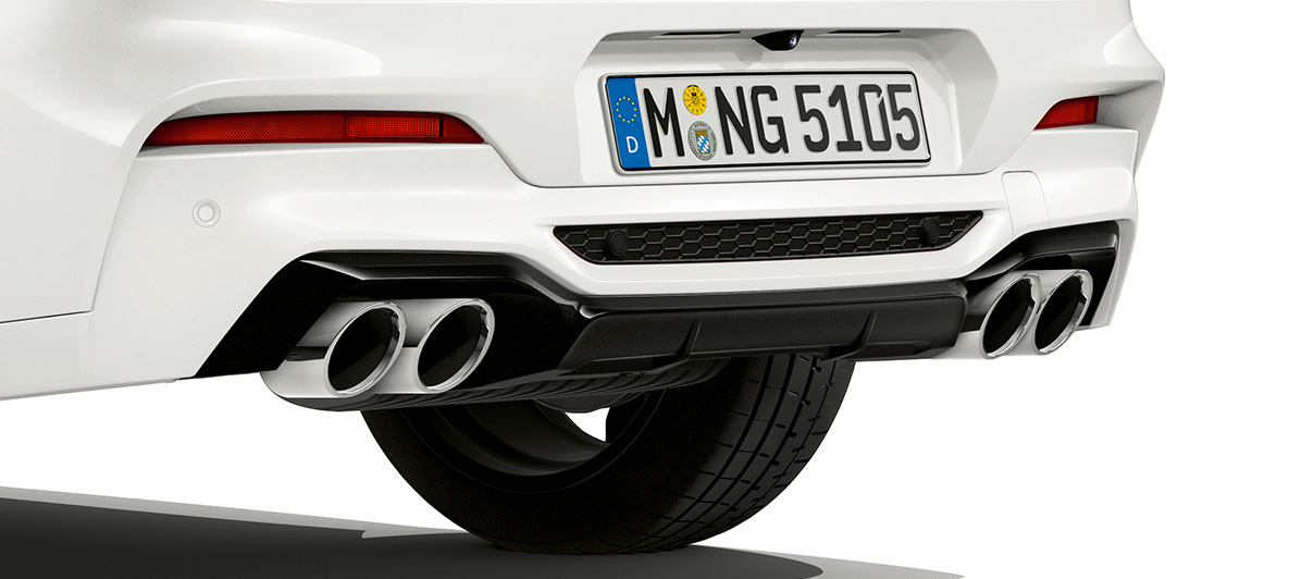 BMW X4 M, χρωμιωμένες απολήξεις εξάτμισης. BMW X4 M σε λευκό Alpine, εξωτερικό, πίσω λήψη με χρωμιωμένες απολήξεις εξάτμισης.