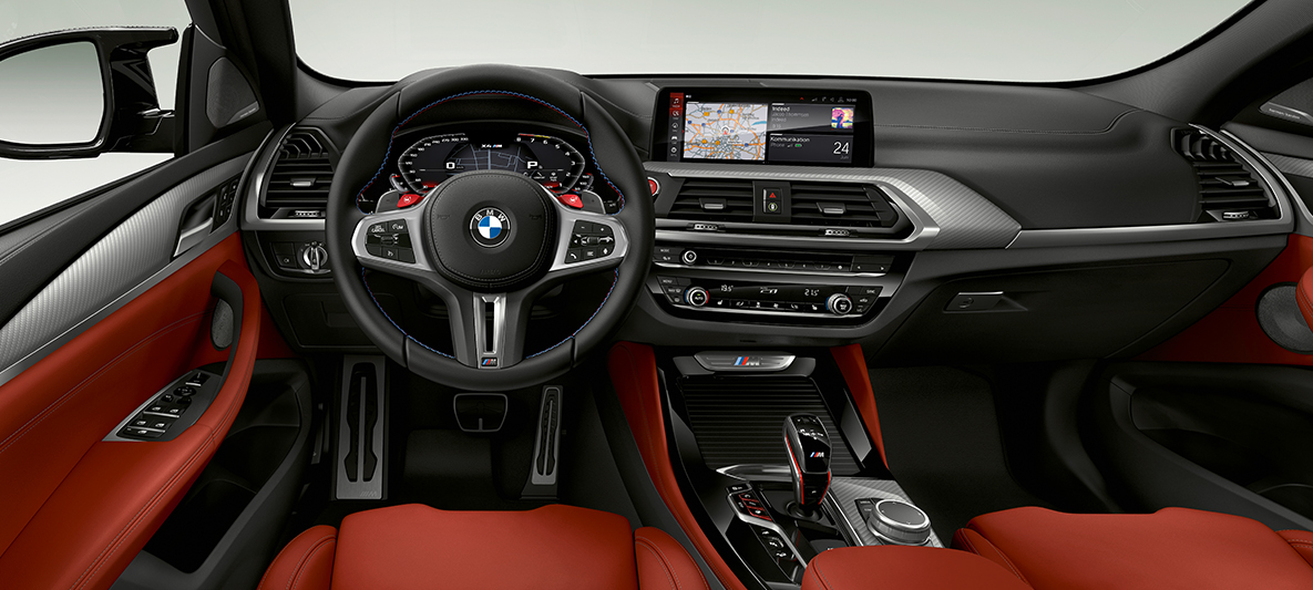 BMW X4 M, δερμάτινο τιμόνι M. BMW X4 M, εσωτερικό, κόκπιτ, δερμάτινο τιμόνι M με ραφές σε ιδιαίτερο χρώμα αντίθεσης Μ.