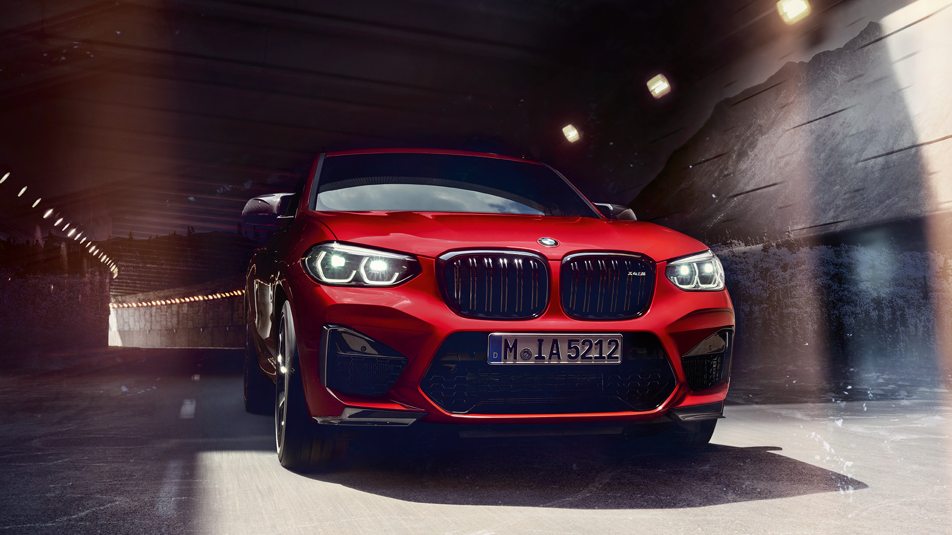 BMW X4 M Competition, μπροστινή λήψη. BMW X4 M Competition σε κόκκινο Toronto μεταλλικό, εξωτερικό, μπροστινή λήψη.