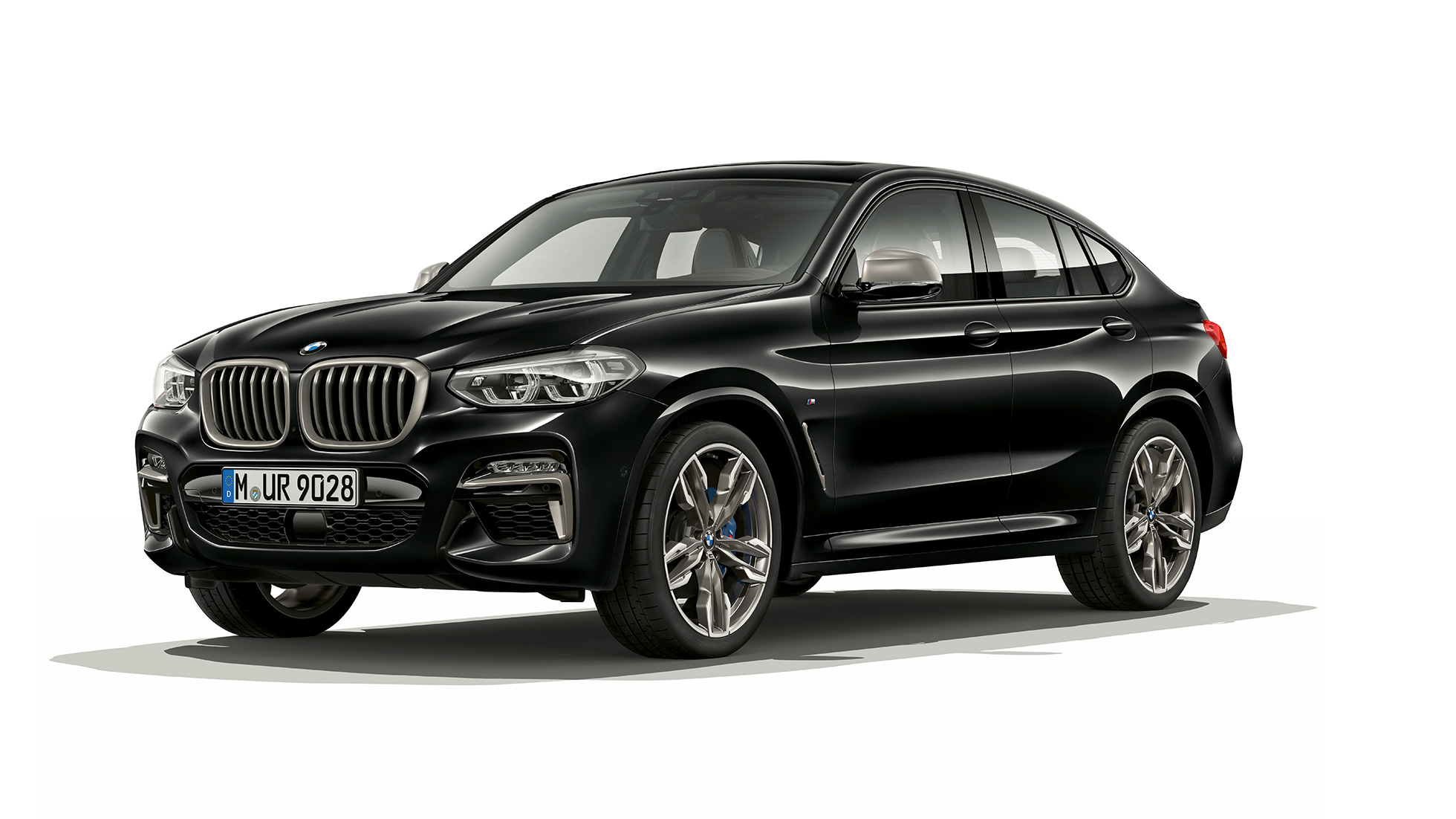 BMW X4 M40i και BMW X4 M40d, μπροστινή λήψη τριών τετάρτων. BMW X4 M40i και BMW X4 M40d σε μαύρο Sapphire μεταλλικό, εξωτερικό, μπροστινή λήψη τριών τετάρτων, δεξιά πλευρά.