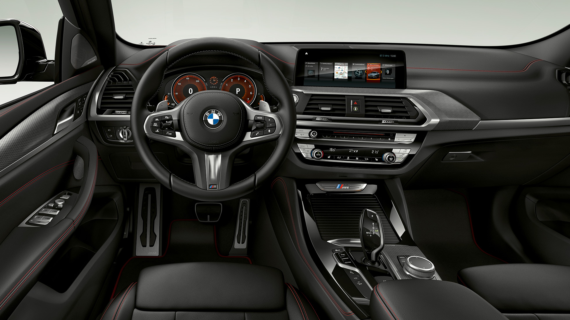 BMW X4 M40i και BMW X4 M40d, κόκπιτ. BMW X4 M40i και BMW X4 M40d, εσωτερικό, κόκπιτ με δερμάτινο τιμόνι Μ και σπορ καθίσματα M.