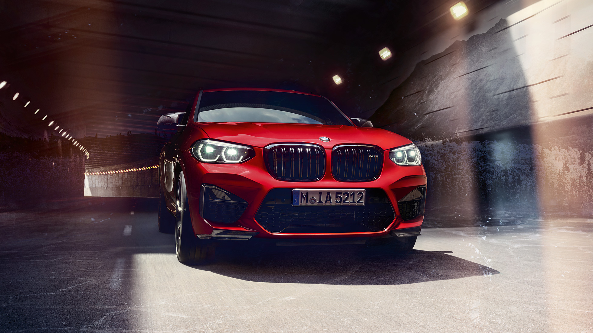 BMW X4 M Competition, μπροστινή λήψη τριών τετάρτων. BMW X4 M Competition σε κόκκινο Toronto μεταλλικό, εξωτερικό, μπροστινή λήψη τριών τετάρτων.