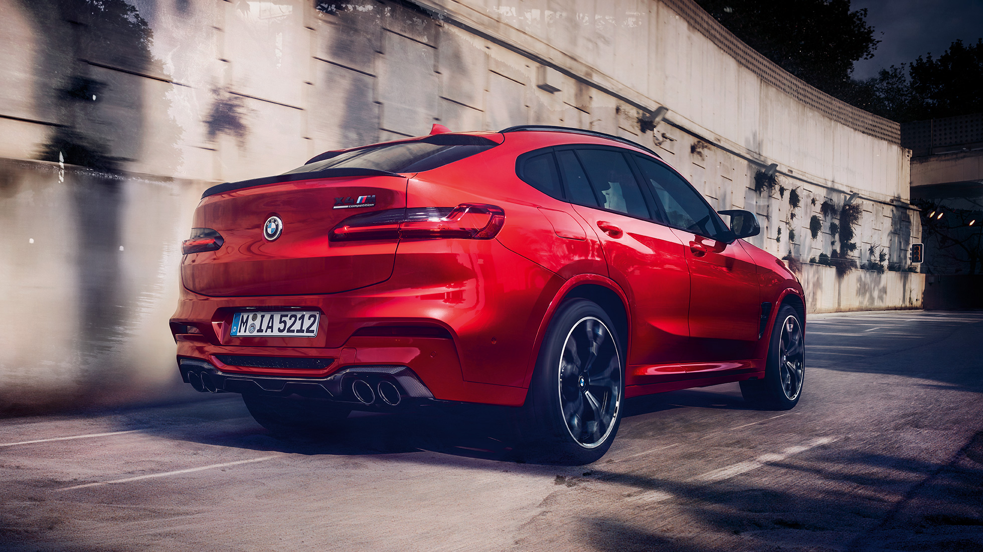 BMW X4 M Competition, πλαϊνή λήψη πίσω. BMW X4 M Competition σε κόκκινο Toronto μεταλλικό, εξωτερικό, πλαϊνή λήψη πίσω.
