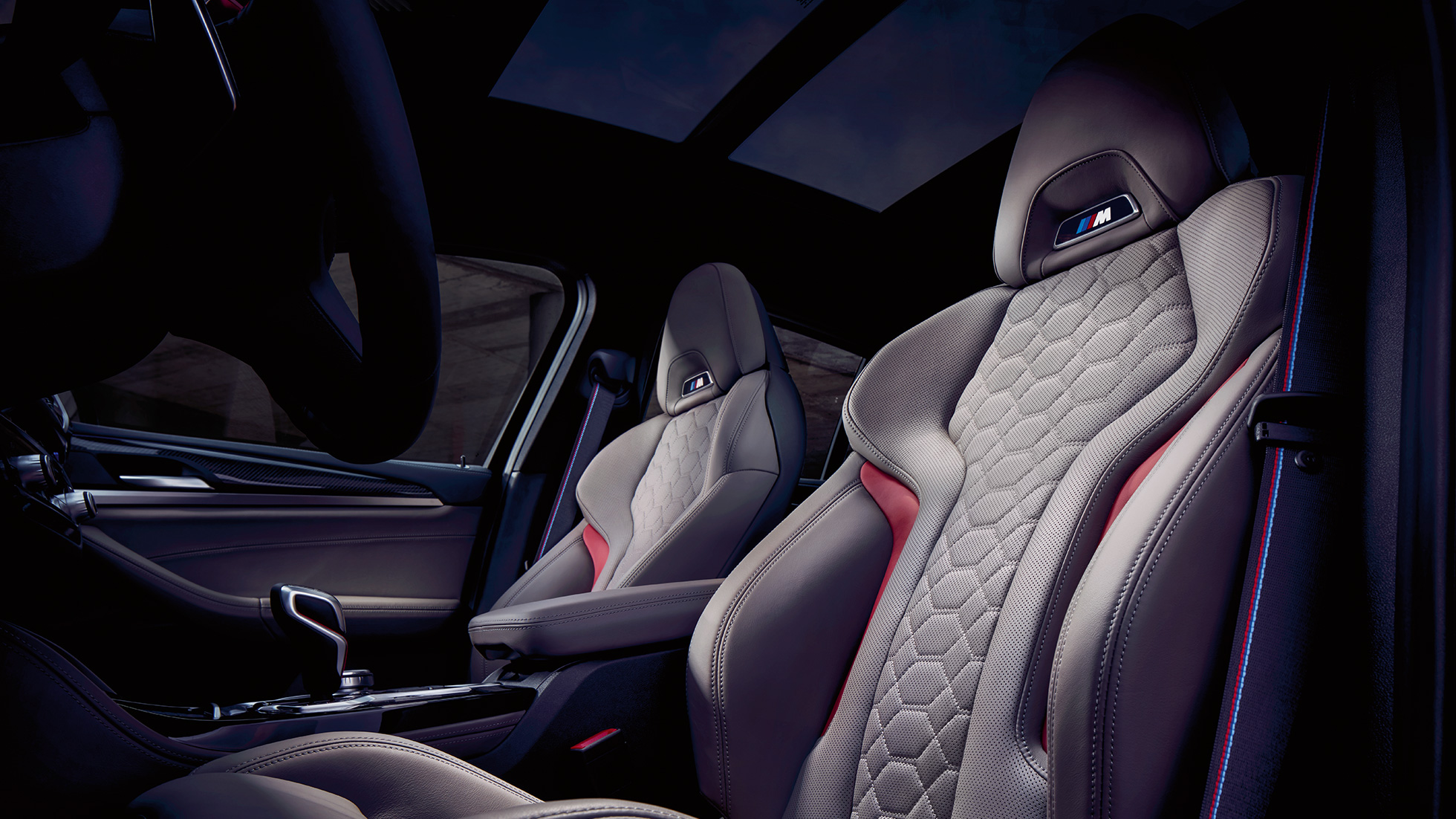 BMW X4 M Competition, σπορ καθίσματα M. BMW X4 M Competition, εσωτερικό, σπορ καθίσματα M με δέρμα 'Merino' σε γκρι Adelaide.