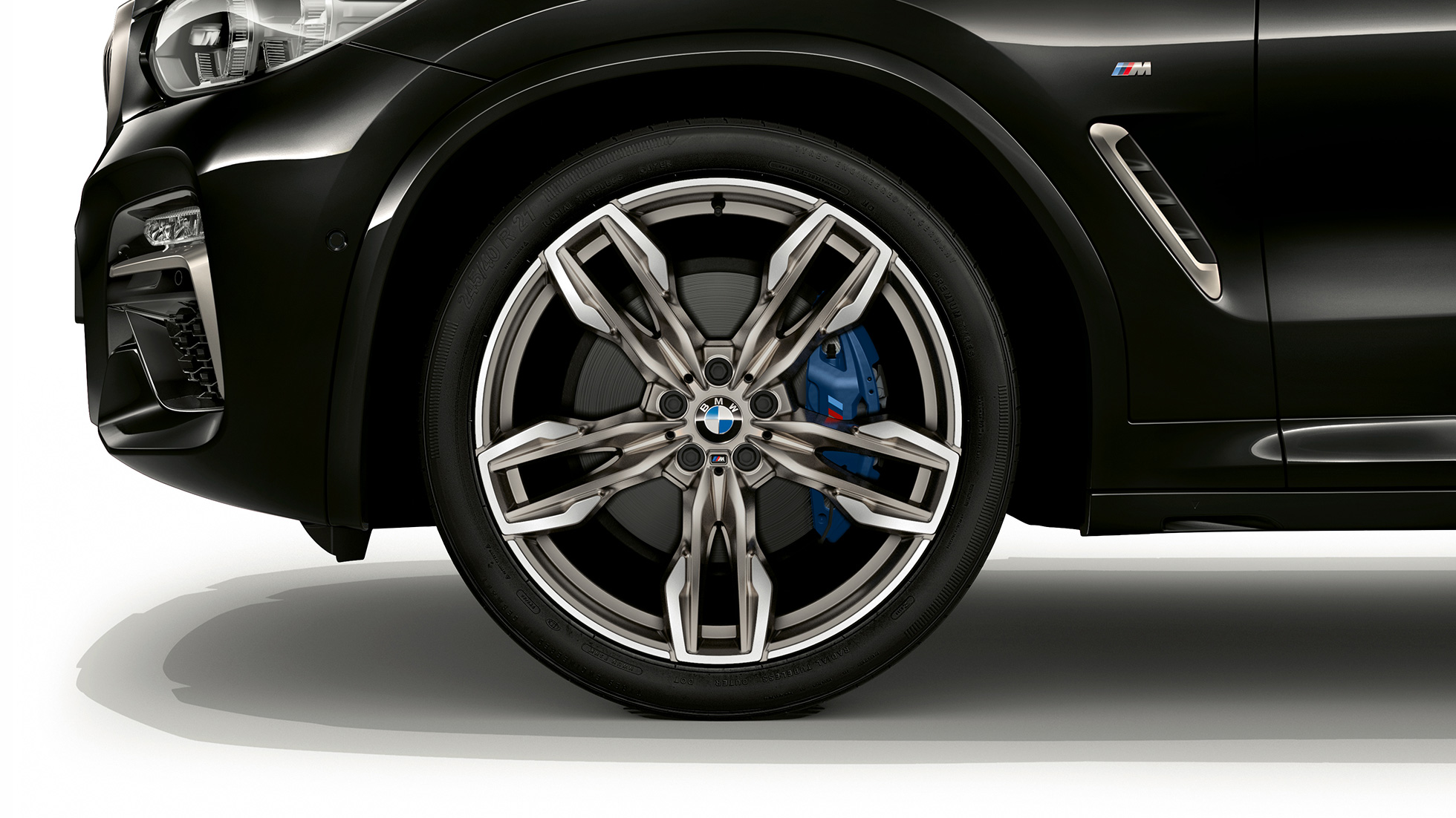 BMW X4 M40i και BMW X4 M40d, ζάντες ελαφρού κράματος 21" Μ. BMW X4 M40i και BMW X4 M40d σε μαύρο Sapphire μεταλλικό, εξωτερικό, πλαϊνή λήψη με ζάντες ελαφρού κράματος 21" Μ με διπλές ακτίνες.