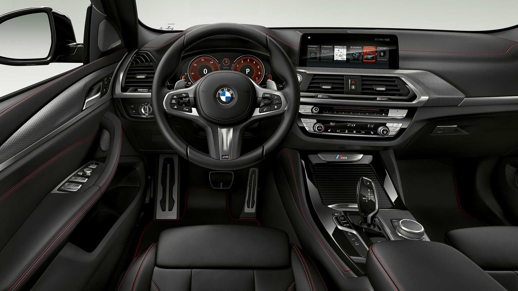 BMW X4 M40i και BMW X4 M40d, κόκπιτ. BMW X4 M40i και BMW X4 M40d, εσωτερικό, κόκπιτ με σπορ καθίσματα και δερμάτινο τιμόνι M.