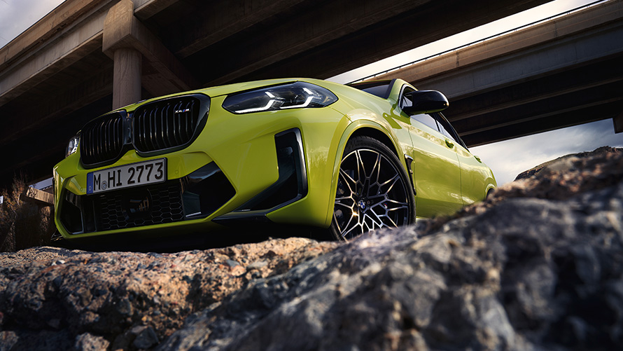 BMW X4 M Competition, F98, LCI, 2021, μπροστινή λήψη τριών τετάρτων BMW Χ4 Μ Competition, F98, LCI, Facelift, 2021, κίτρινο Sao Paulo, μπροστινή λήψη τριών τετάρτων, χαμηλή λήψη κάτω από γέφυρες