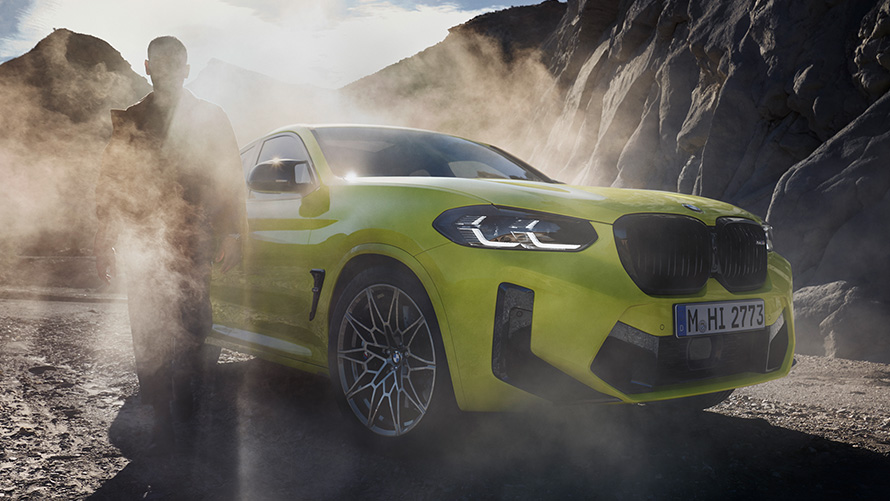 BMW X4 M Competition, F98, LCI, 2021, μπροστινή λήψη τριών τετάρτων BMW Χ4 Μ Competition, F98, LCI, Facelift, 2021, κίτρινο Sao Paulo, μπροστινή λήψη τριών τετάρτων με άντρα σε ομίχλη