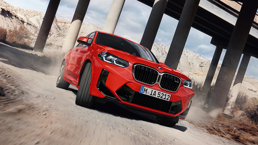 BMW Χ4 Μ, F98, LCI, Facelift, 2021, κόκκινο Toronto μεταλλικό, μπροστινή λήψη τριών τετάρτων, μπροστά από πυλώνες γέφυρας