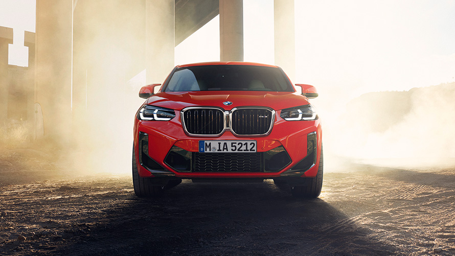 BMW Χ4 Μ, F98, LCI, Facelift, 2021, κόκκινο Toronto μεταλλικό, μπροστινή λήψη, μπροστά από πυλώνες γέφυρας