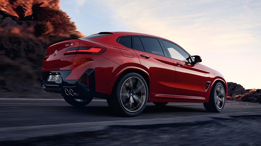 BMW Χ4 Μ, F98, LCI, Facelift 2021, κόκκινο Toronto μεταλλικό, πίσω λήψη τριών τετάρτων, κινούμενη σε δρόμο