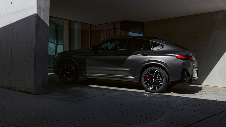 BMW X4, M40i, G02, LCI, 2021, Facelift, πλαϊνή λήψη, μισό αυτοκίνητο στη σκιά, μπροστά από είσοδο κατοικίας