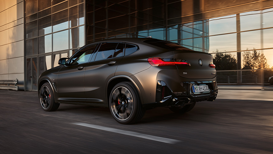 BMW X4, M40i, G02, LCI, 2021, Facelift, πίσω λήψη τριών τετάρτων μπροστά από γυάλινη πρόσοψη