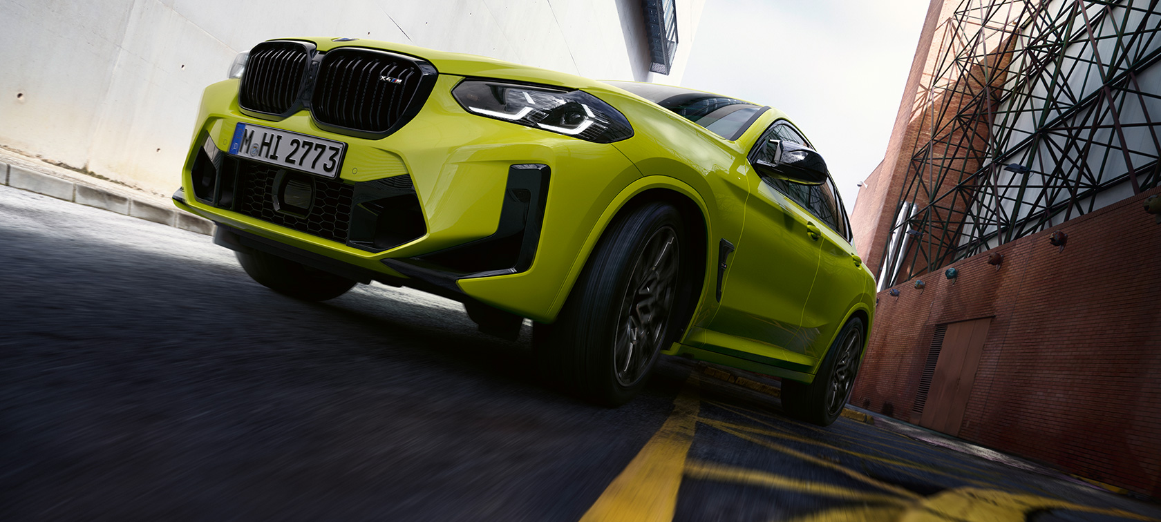 Μπροστινή λήψη τριών τετάρτων, χαμηλή λήψη, BMW X4 M Competition, F98, LCI, 2021 BMW Χ4 Μ Competition, F98, LCI, Facelift, 2021, κίτρινο Sao Paulo, μπροστινή λήψη τριών τετάρτων, χαμηλή λήψη σε κίνηση σε δρόμο με σπίτια