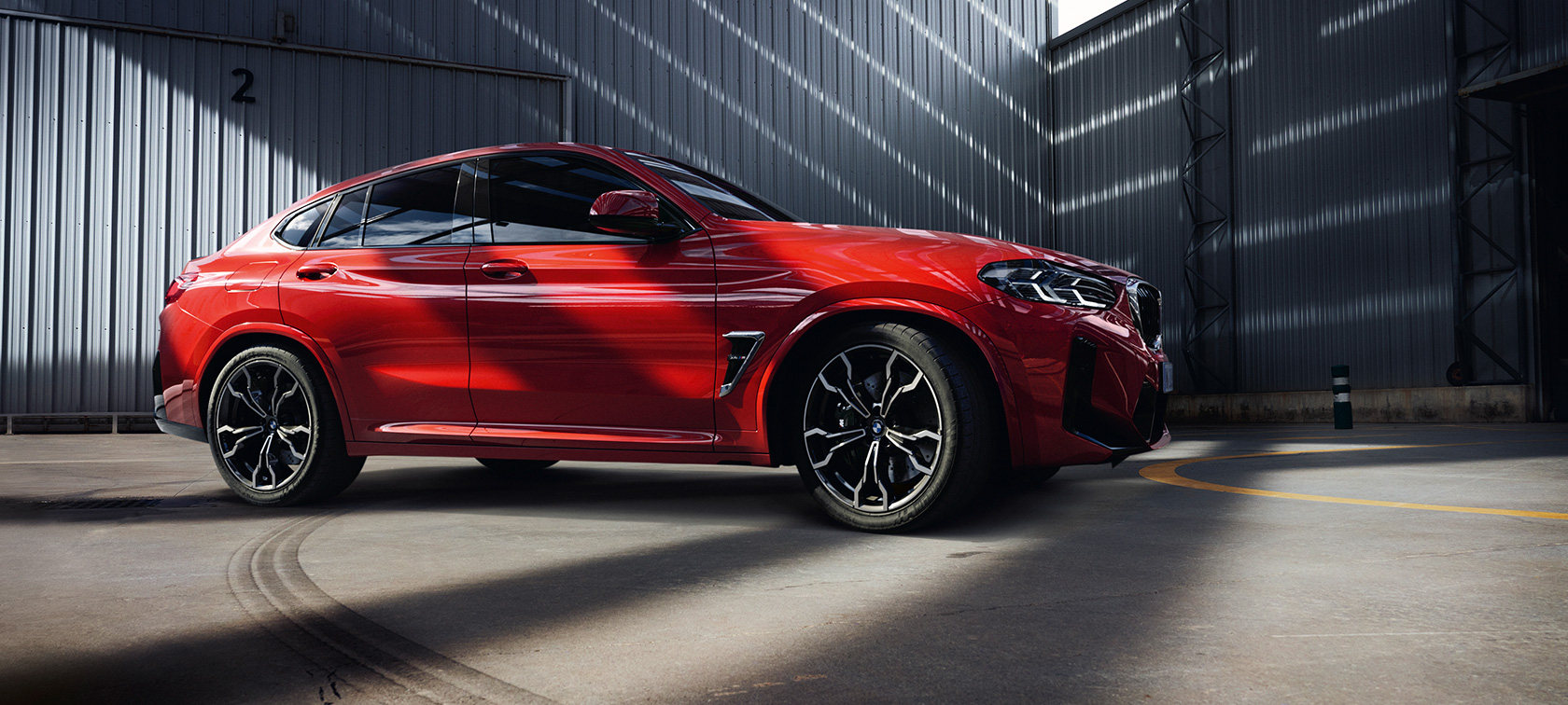 Μπροστινή λήψη τριών τετάρτων, BMW X4 M, F98, LCI, Facelift, 2021 BMW Χ4 Μ, F98, LCI, Facelift, 2021, κόκκινο Toronto μεταλλικό, μπροστινή λήψη τριών τετάρτων, στο εσωτερικό βιομηχανικού κτιρίου