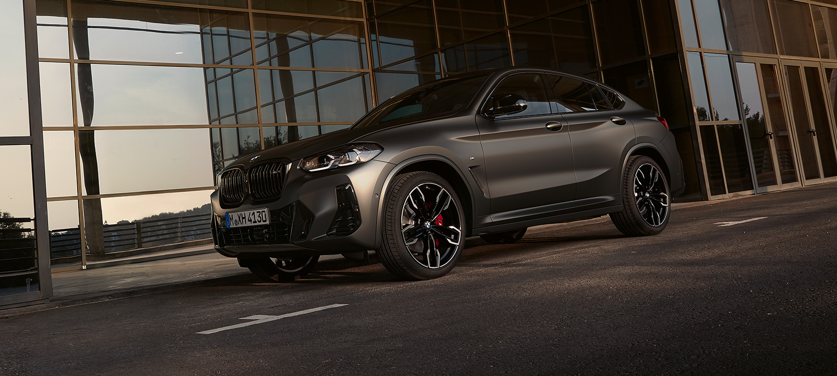 Μπροστινή λήψη τριών τετάρτων, BMW X4 M40i, G02, LCI, 2021, Facelift BMW X4, M40i, G02, LCI, 2021, Facelift, μπροστινή λήψη τριών τετάρτων μπροστά από γυάλινη πρόσοψη