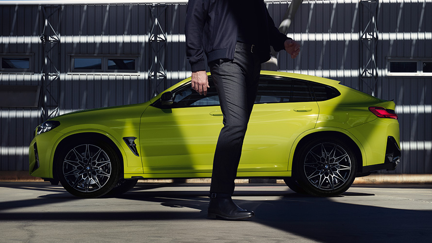 Πλαϊνή λήψη, μοντέλο μπροστά από την BMW X4 M Competition, F98, LCI, Facelift, 2021 BMW X4 M Competition, F98, LCI, Facelift, 2021, BMW Individual κίτρινο Sao Paulo, πλαϊνή λήψη με μοντέλο