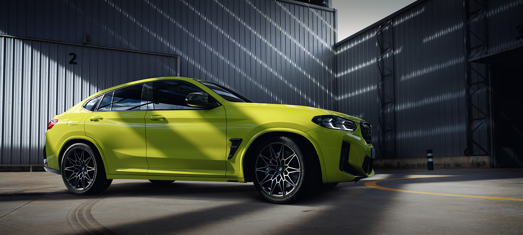 BMW X4 M Competition, F98, LCI, Facelift, 2021, κίτρινο Sao Paulo, πλαϊνή λήψη, σε αίθουσα