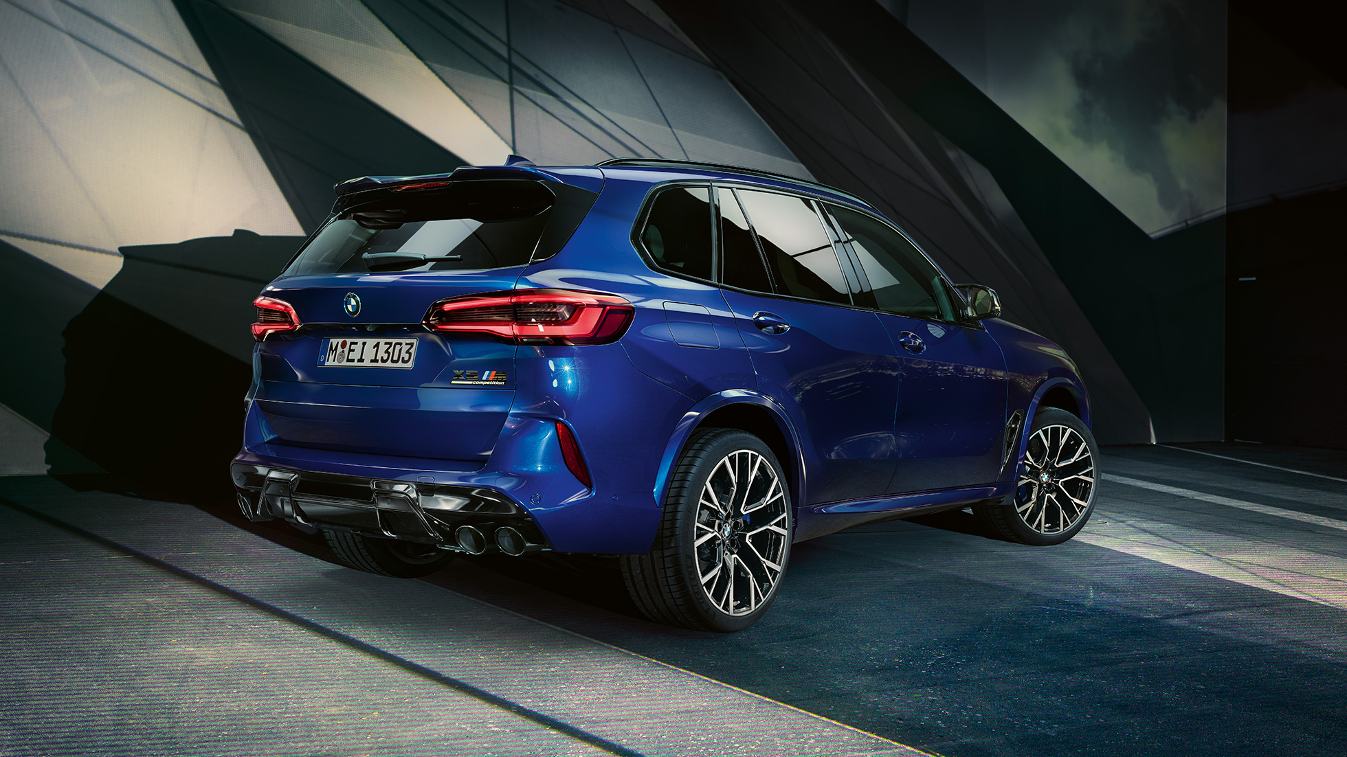 BMW X5 M Competition πίσω λήψη τρία τέταρτα BMW X5 M Competition με σπορ σύστημα εξάτμισης M F95, ε Marina Bay Blue μεταλλικό πίσω λήψη τρία τέταρτα