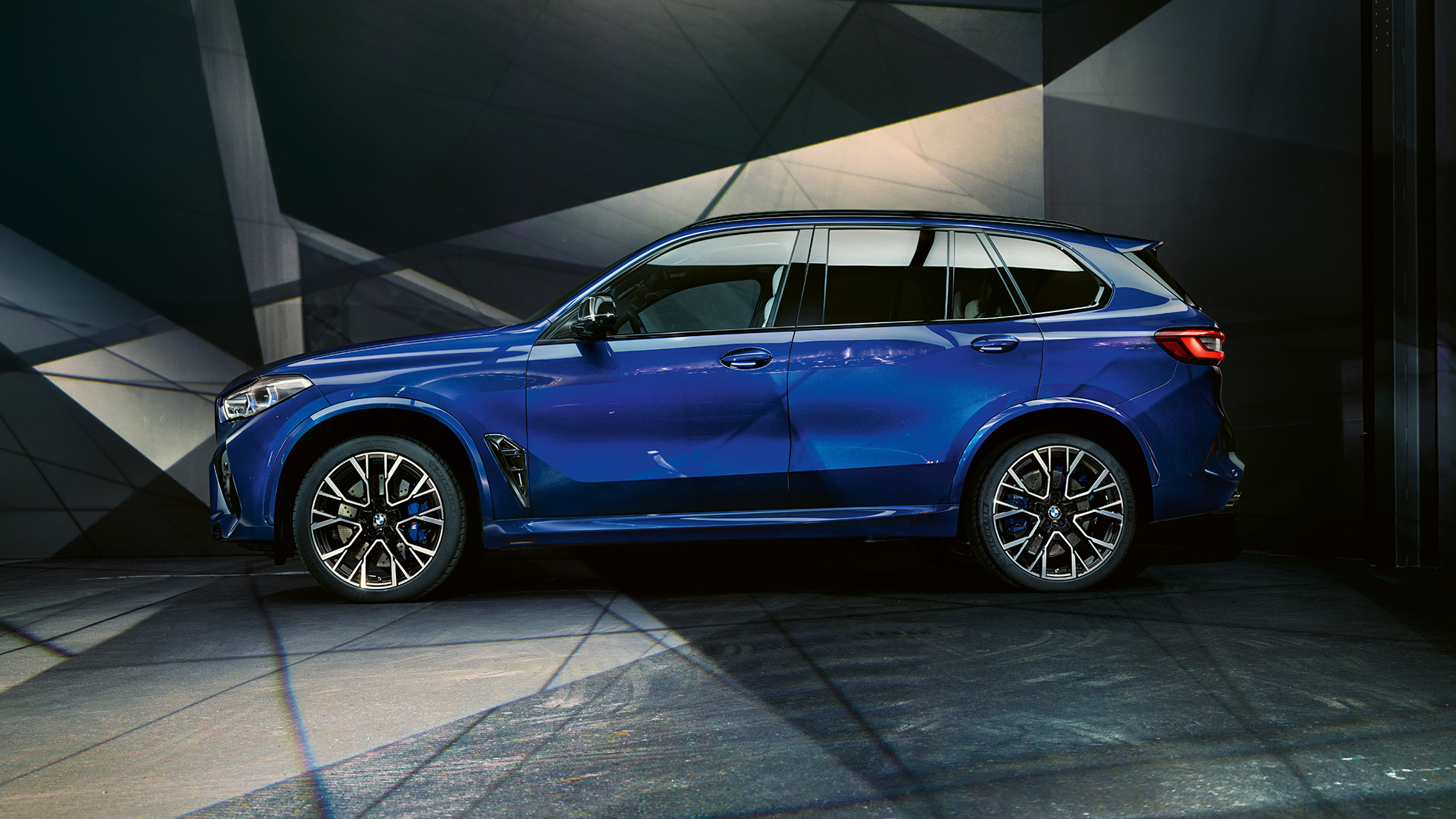 BMW X5 M Competition πλαϊνή λήψη BMW X5 M Competition με M ζάντες F95 Marina Bay Blue μεταλλικό πλαϊνή λήψη