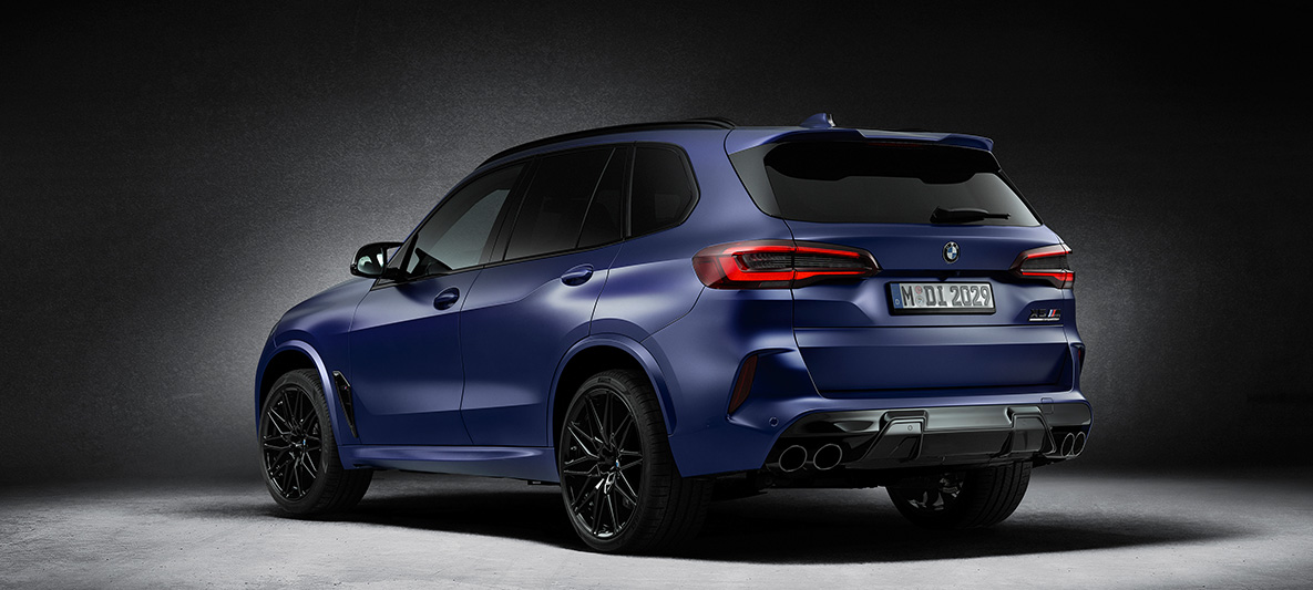 BMW X5 M Έκδοση First F95 2020 BMW Individual χρώμα αμαξώματος Μπλε Frozen Marina Bay μεταλλικό πίσω λήψη τρία τέταρτα BMW X5 M Έκδοση First F95 2020 BMW Individual χρώμα αμαξώματος Μπλε Frozen Marina Bay μεταλλικό πίσω λήψη τρία τέταρτα