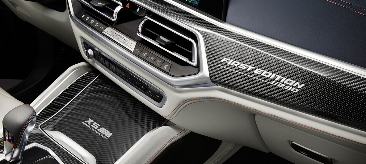 BMW X5 M Έκδοση First F95 2020 διακοσμητικές επενδύσεις εσωτερικού από ανθρακονήματα με επιγραφή "Έκδοση First" BMW X5 M Έκδοση First F95 2020 διακοσμητικές επενδύσεις εσωτερικού από ανθρακονήματα με επιγραφή "Έκδοση First"