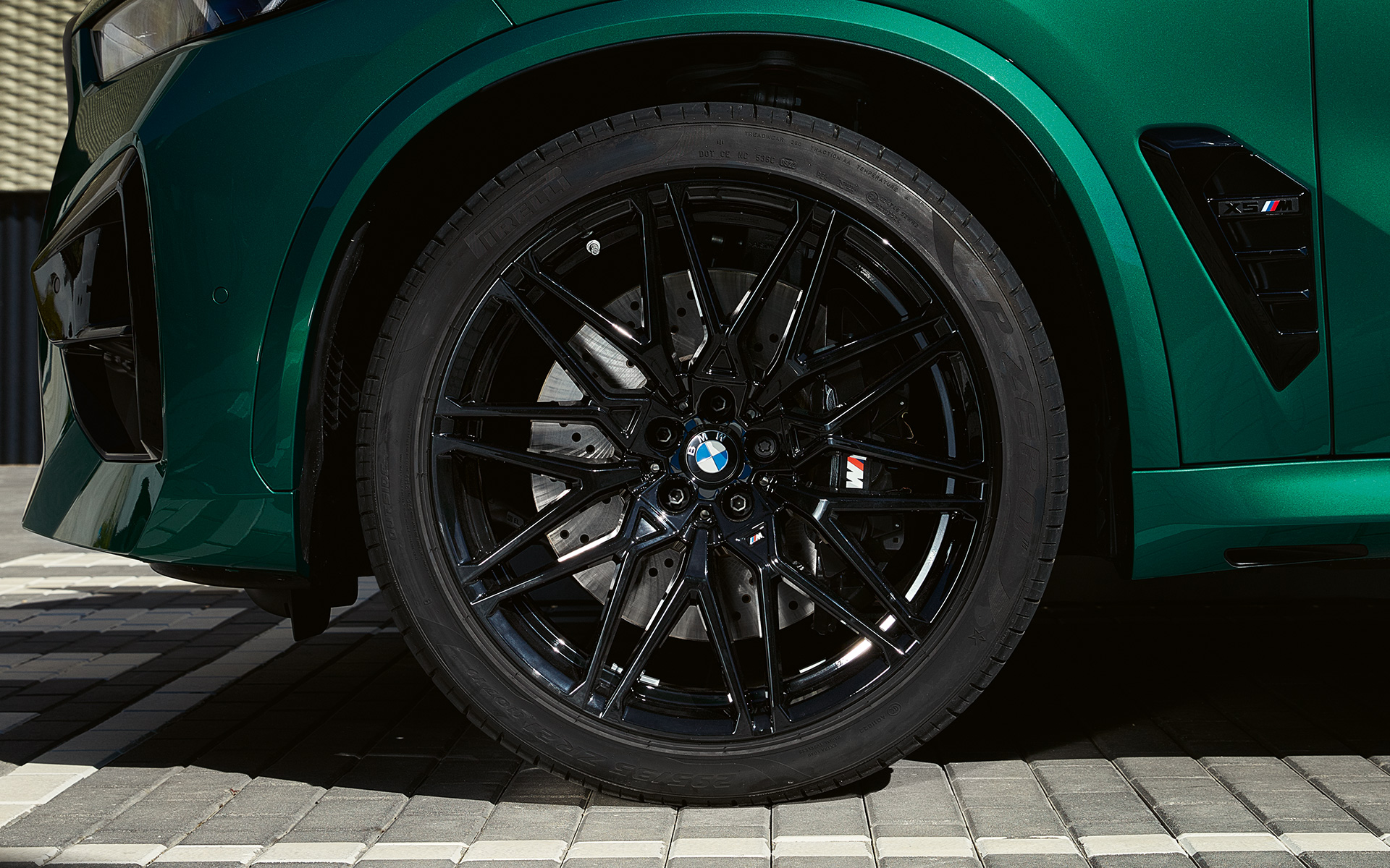 BMW X5 M Competition, F95, 2023, Μ ζάντες ελαφρού κράματος 21"/22" με αστεροειδείς ακτίνες 818 M σε μαύρο χρώμα