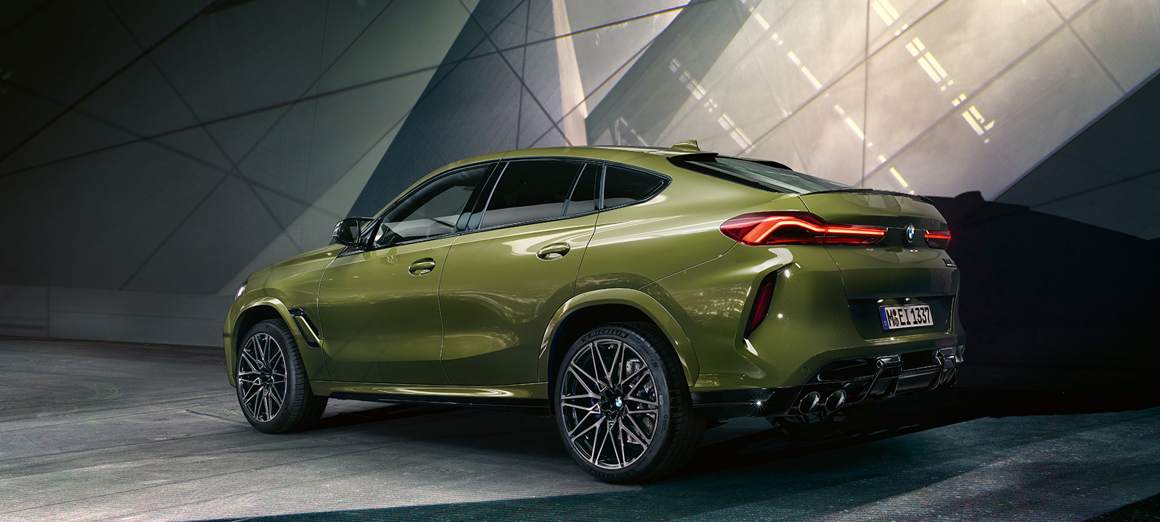 BMW X6 M Competition πίσω λήψη τρία τέταρτα BMW X6 M Competition F96 2020 BMW Individual Χρώμα αμαξώματος Urban Green πίσω λήψη τρία τέταρτα