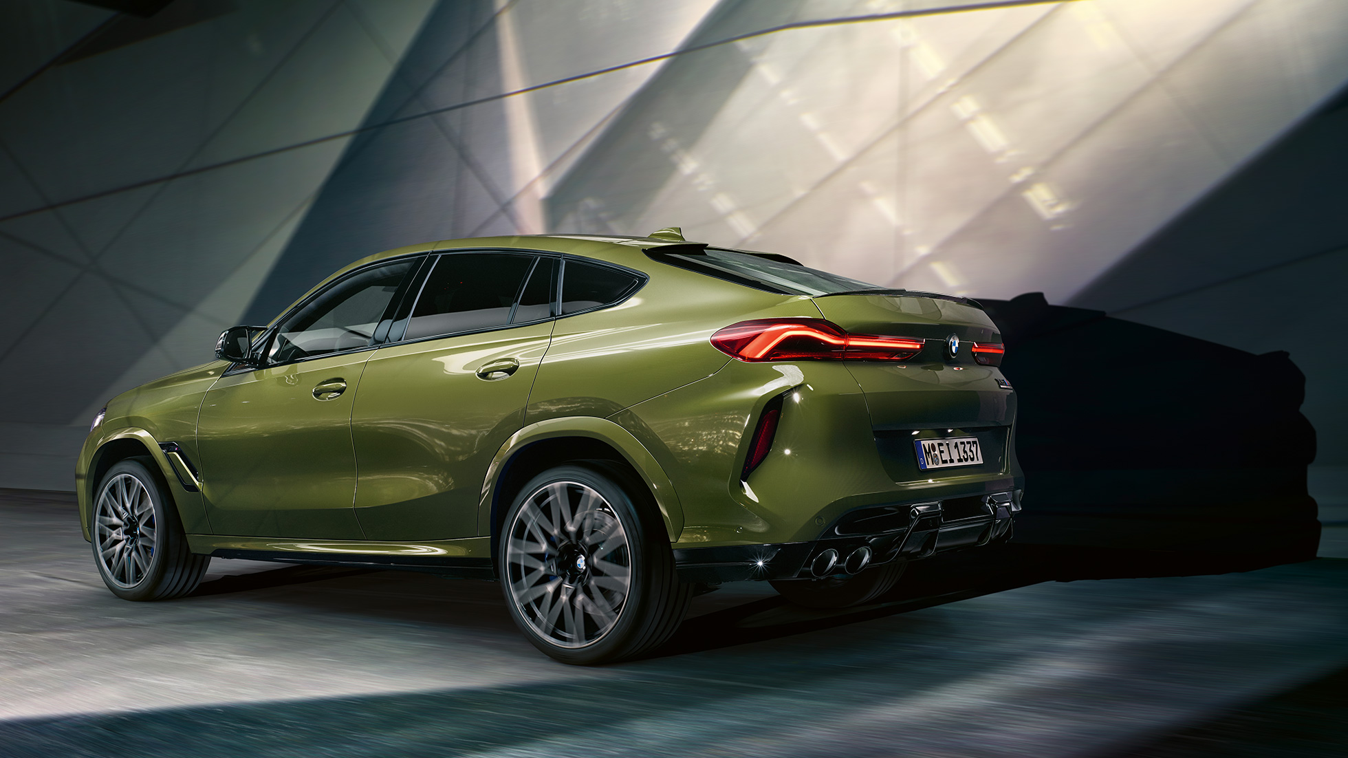 BMW X6 M Competition με M xDrive BMW X6 M Competition με M xDrive F96 2020 BMW Individual Χρώμα αμαξώματος Urban Green SUV πίσω λήψη τρία τέταρτα