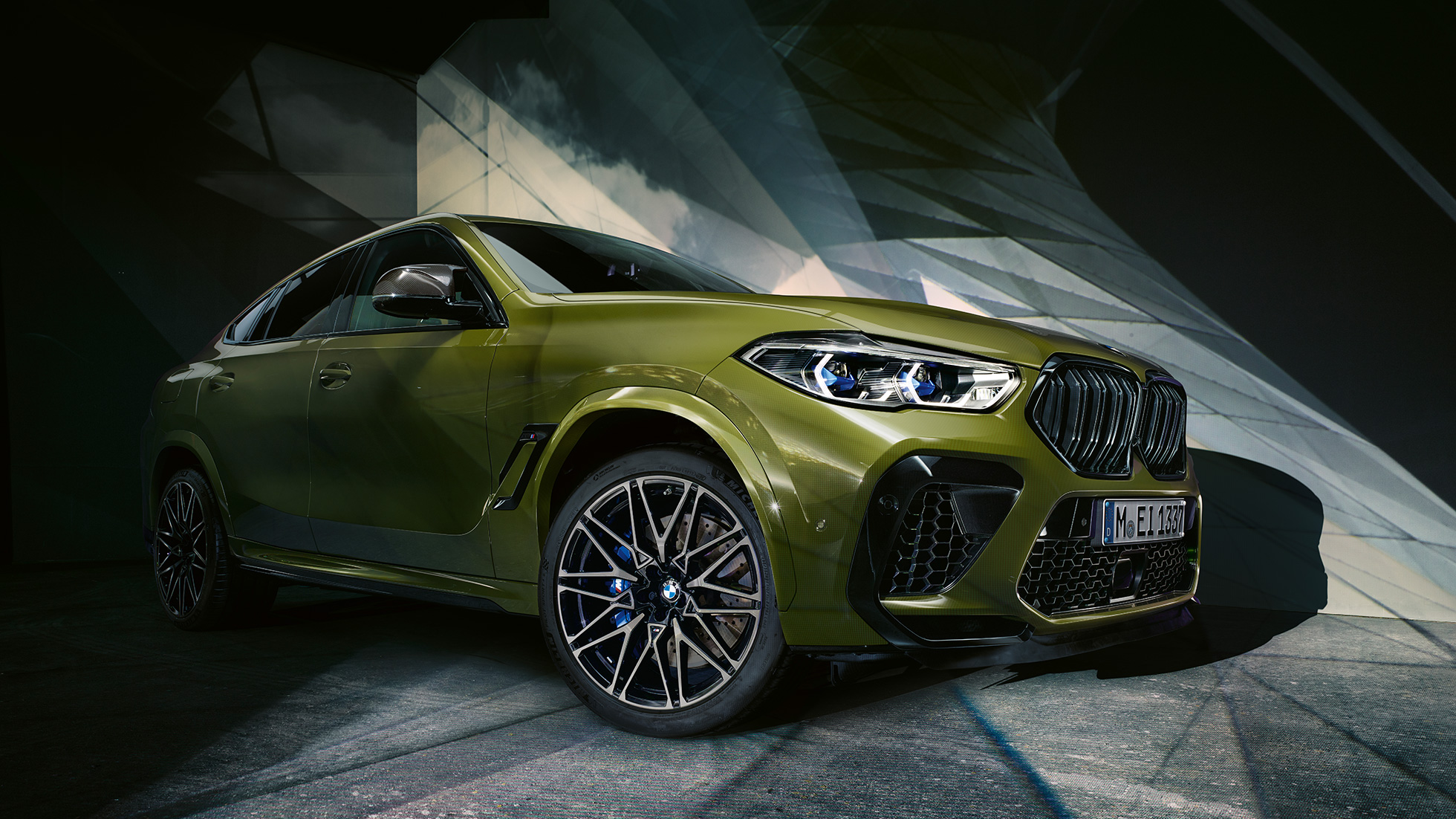 Εξωτερική σχεδίαση BMW X6 M Competition Εξωτερική σχεδίαση BMW X6 M Competition F96 2020 BMW Individual Χρώμα αμαξώματος Urban Green SUV μπροστινή λήψη τρία τέταρτα