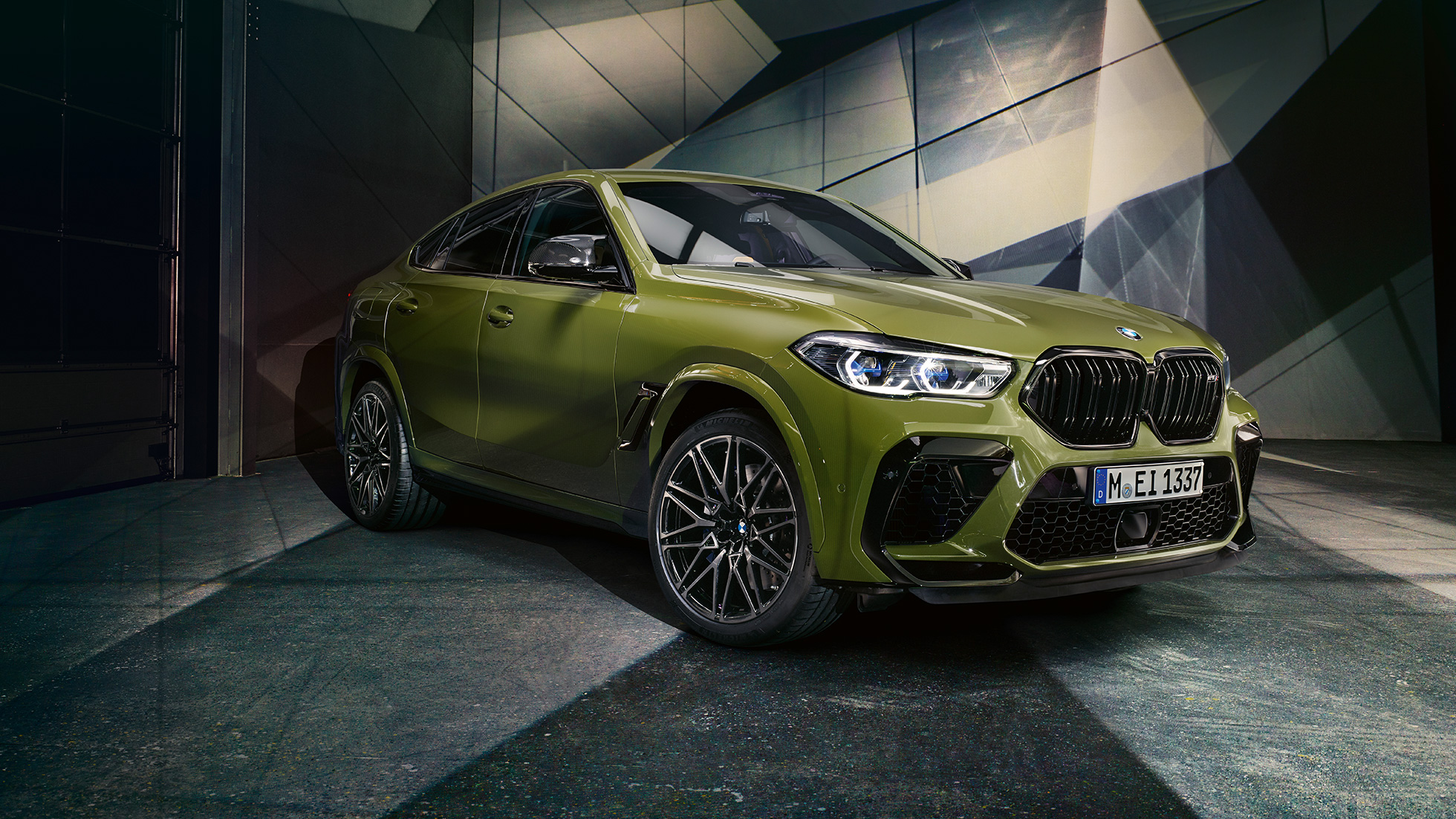 Μάσκα με διπλά "νεφρά" M, BMW X6 M Competition F96 Μάσκα με διπλά "νεφρά" M, BMW X6 M Competition F96, ειδικό χρώμα αμαξώματος BMW Individual πράσινο Urban, SUV, μπροστινή λήψη τρία τέταρτα