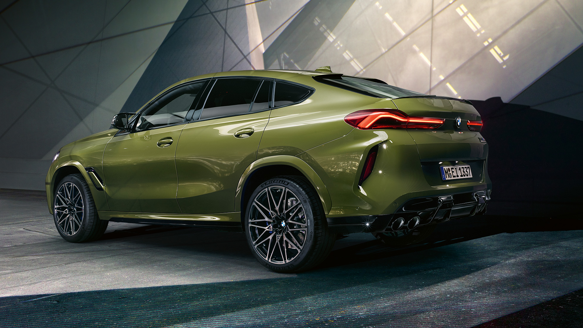 BMW X6 M Competition πίσω λήψη τρία τέταρτα BMW X6 M Competition με σπορ σύστημα εξάτμισης M F96, ειδικό χρώμα αμαξώματος BMW Individual πράσινο Urban, SUV, πίσω λήψη τρία τέταρτα