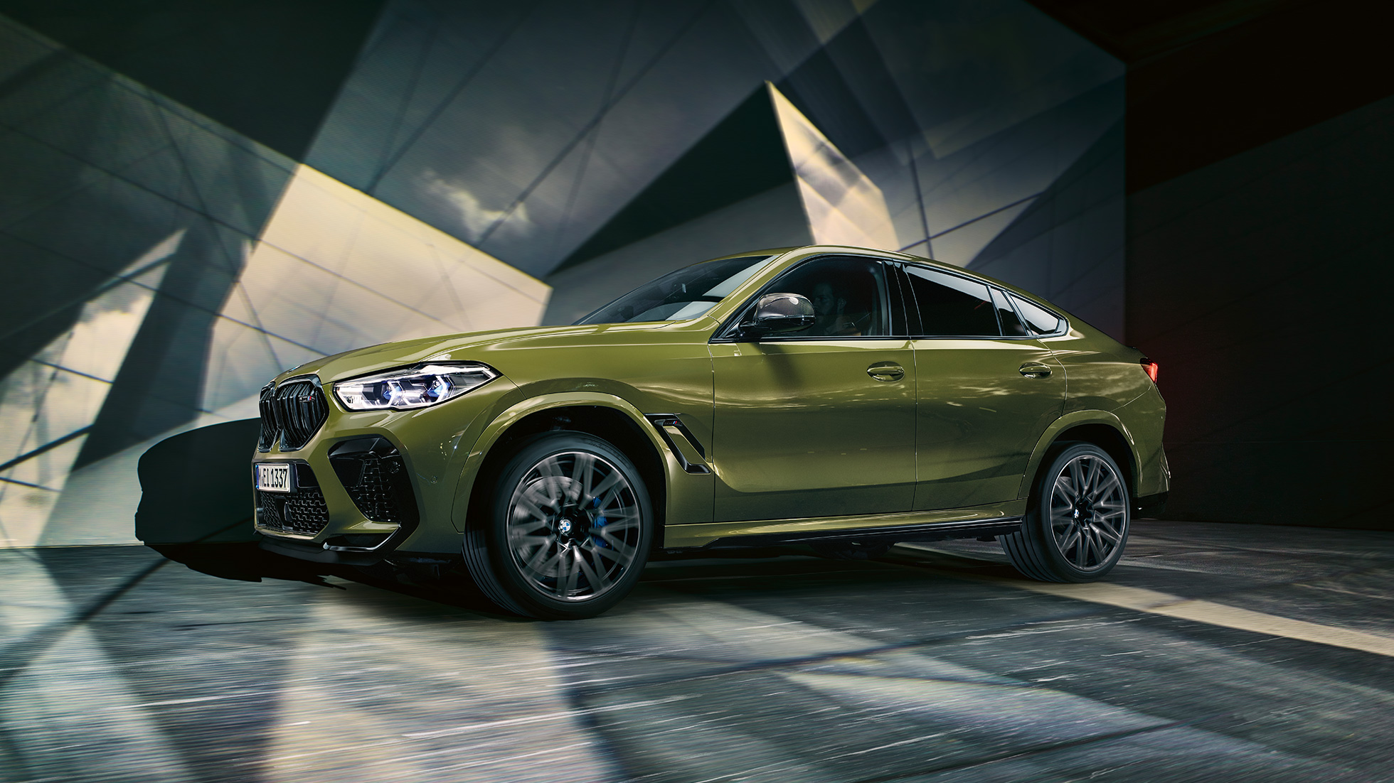 BMW X6 M Competition πλαϊνή λήψη BMW X6 M Competition με M ζάντες F96 BMW Individual Χρώμα αμαξώματος Urban Green πλαϊνή λήψη