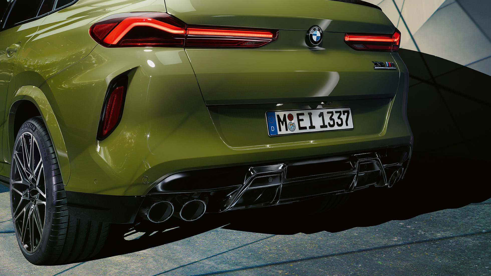 BMW X6 M Competition πίσω λήψη τρία τέταρτα. BMW X6 M Competition με M Sport σύστημα εξάτμισης F96 BMW Individual Χρώμα αμαξώματος Urban Green πίσω λήψη τρία τέταρτα.