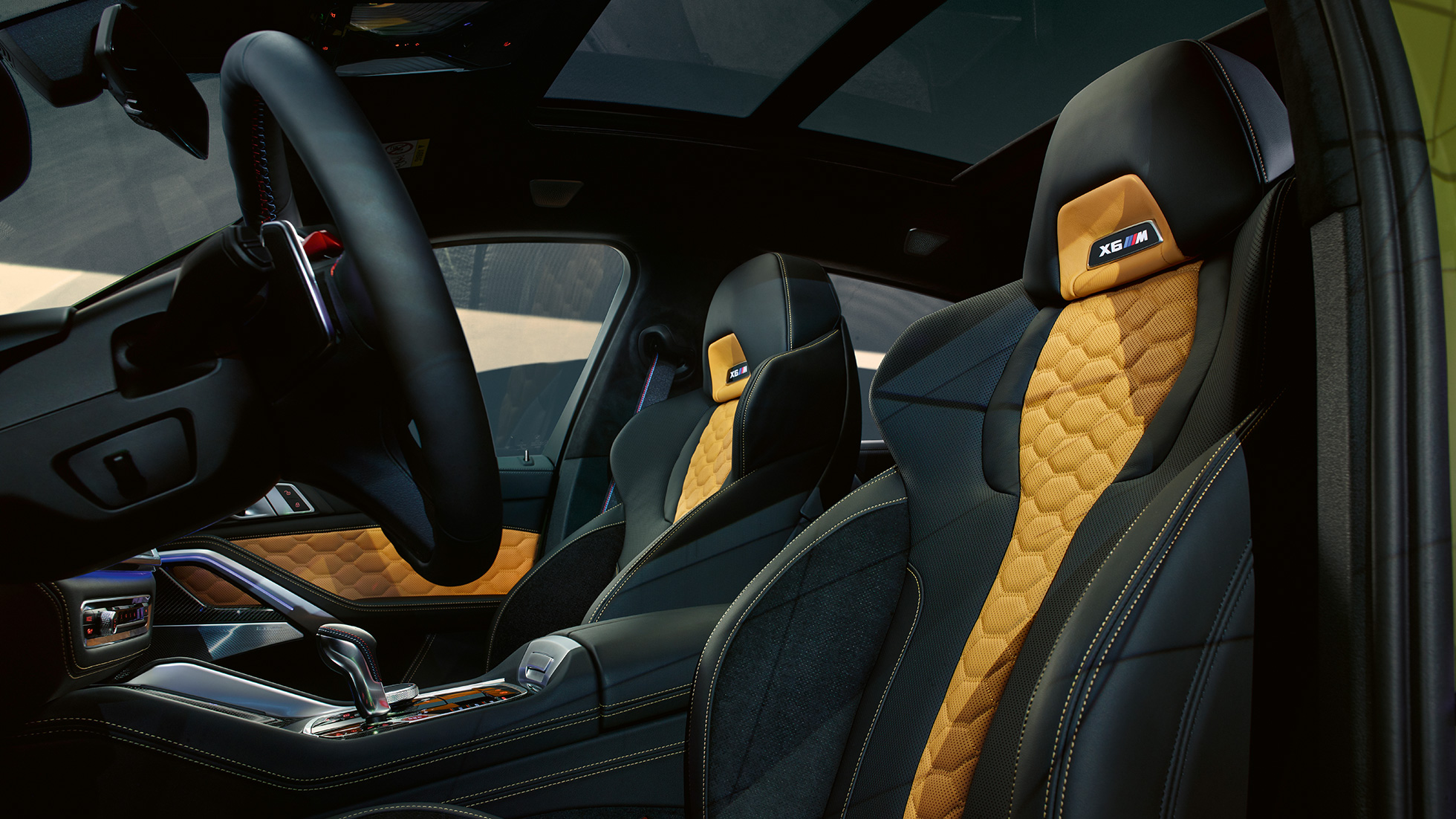 Μ Πολυλειτουργικά καθίσματα BMW X6 M Competition Μ Πολυλειτουργικά καθίσματα με φωτιζόμενο X6 M λογότυπο BMW X6 M Competition F96 εσωτερικό