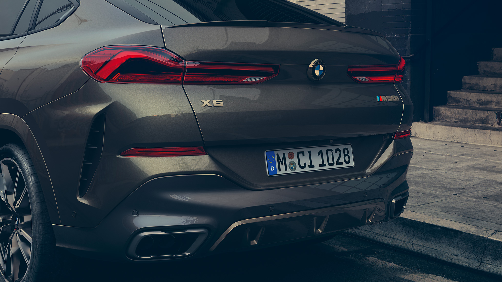BMW X6 M50i πίσω λήψη Κοντινή πίσω λήψη της BMW X6 M50i