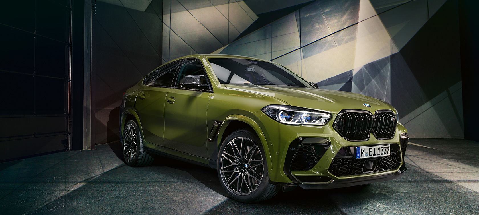 BMW X6 M Competition πλαϊνή λήψη BMW X6 M Competition BMW Individual Χρώμα αμαξώματος Urban Green SUV F96 2020 πλαϊνή λήψη