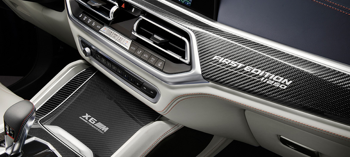 BMW X6 M Έκδοση First F96 2020 διακοσμητικές επενδύσεις εσωτερικού από ανθρακονήματα με επιγραφή "Έκδοση First" BMW X6 M Έκδοση First F96 2020 διακοσμητικές επενδύσεις εσωτερικού από ανθρακονήματα με επιγραφή "Έκδοση First"