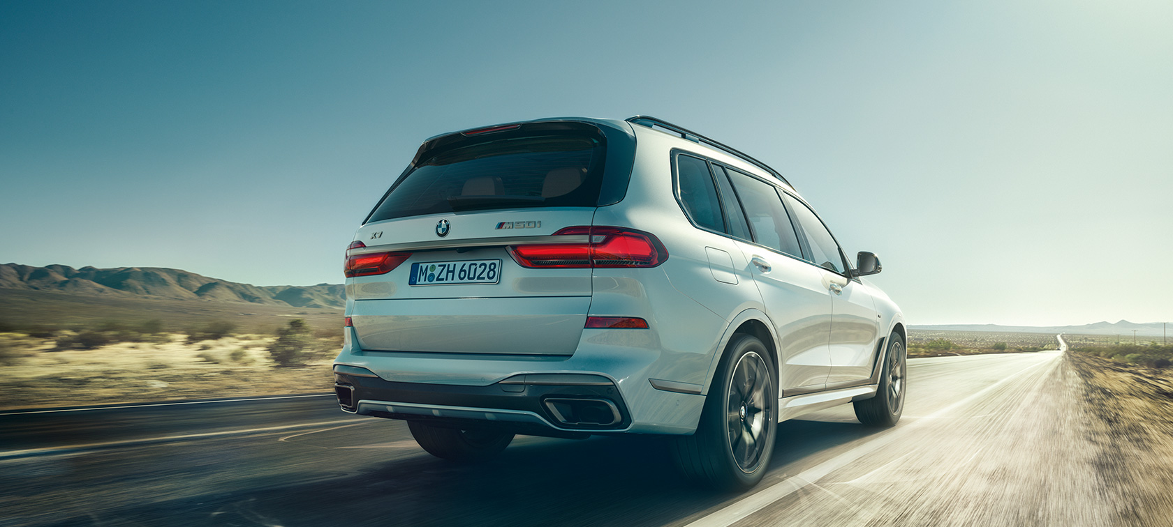 BMW X7 M50i, πίσω λήψη BMW X7 M50i σε Λευκό Mineral White, εν κινήσει σε αυτοκινητόδρομο, πίσω λήψη, G07, 2019