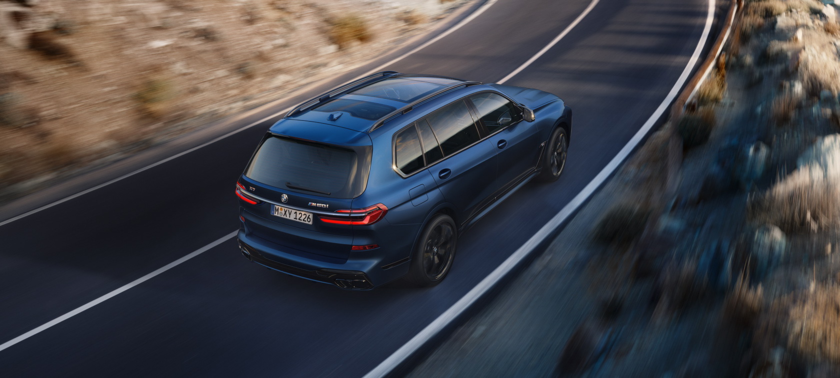 BMW X7, M60i xDrive, G07, LCI, μπλε Frozen Marina Bay, πίσω πανοραμική λήψη τριών τετάρτων, κινούμενη BMW X7, M60i xDrive, G07, LCI, μπλε Frozen Marina Bay, πίσω πανοραμική λήψη τριών τετάρτων, κινούμενη σε δρόμο