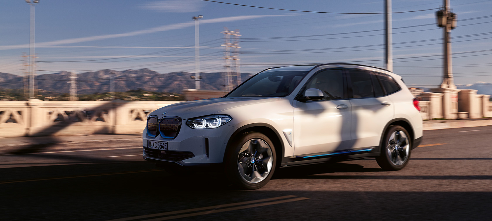 BMW iX3, G08, μπροστινή λήψη τριών τετάρτων, κινούμενο σε δρόμο BMW iX3, G08 2020, λευκό Mineral μεταλλικό, μπροστινή λήψη τριών τετάρτων, κινούμενο σε δρόμο