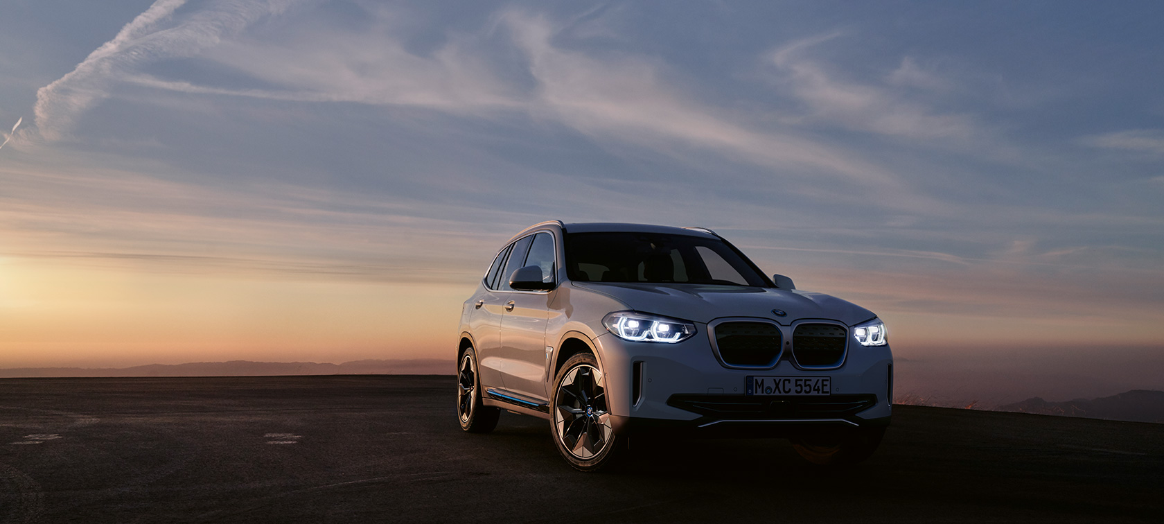 BMW iX3, G08 2020, μπροστινή λήψη τριών τετάρτων BMW iX3, G08 2020, μπροστινή λήψη τριών τετάρτων, σταθμευμένο σε βραδινό σκηνικό