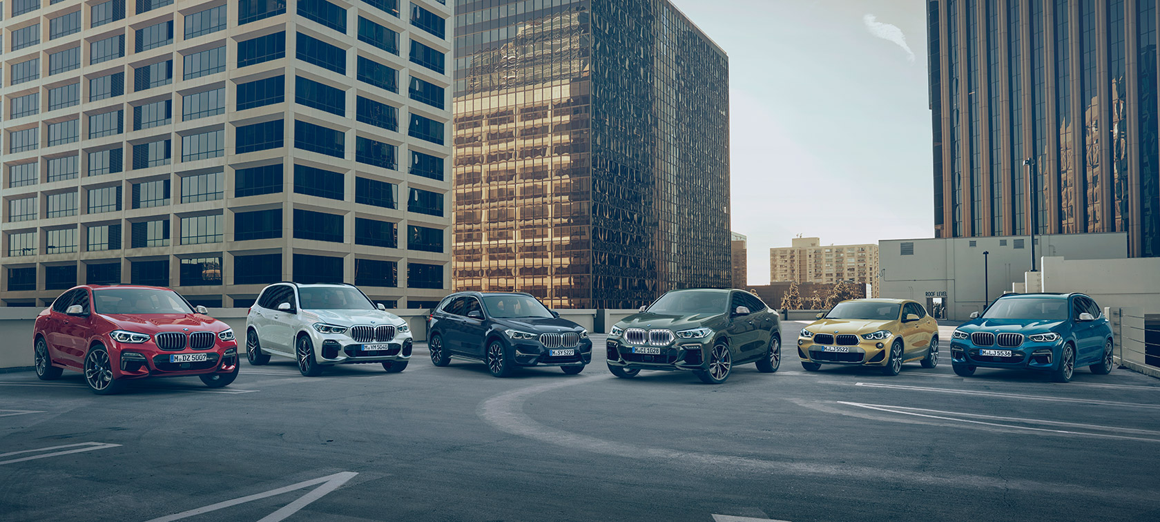 BMW X, αυτοκίνητα σε χώρο στάθμευσης, μπροστά από κτίρια BMW X, μοντέλα BMW X σε χώρο στάθμευσης, μπροστά από κτίρια