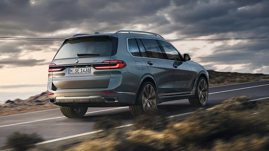 BMW X, BMW X7, G07, πρώτη γενιά, πίσω λήψη, κινούμενη σε δρόμο BMW X, BMW X7, G07, πρώτη γενιά, πίσω λήψη, κινούμενη σε δρόμο