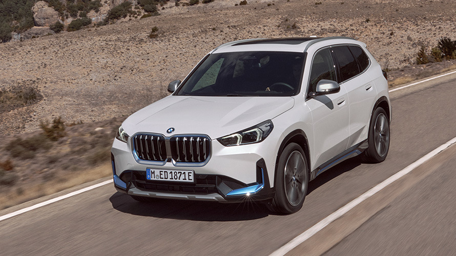 BMW iX1, U11, πρώτη γενιά, μπροστινή λήψη τριών τετάρτων, κινούμενη σε δρόμο BMW X, BMW iX1, U11, πρώτη γενιά, μπροστινή λήψη τριών τετάρτων, κινούμενη σε δρόμο
