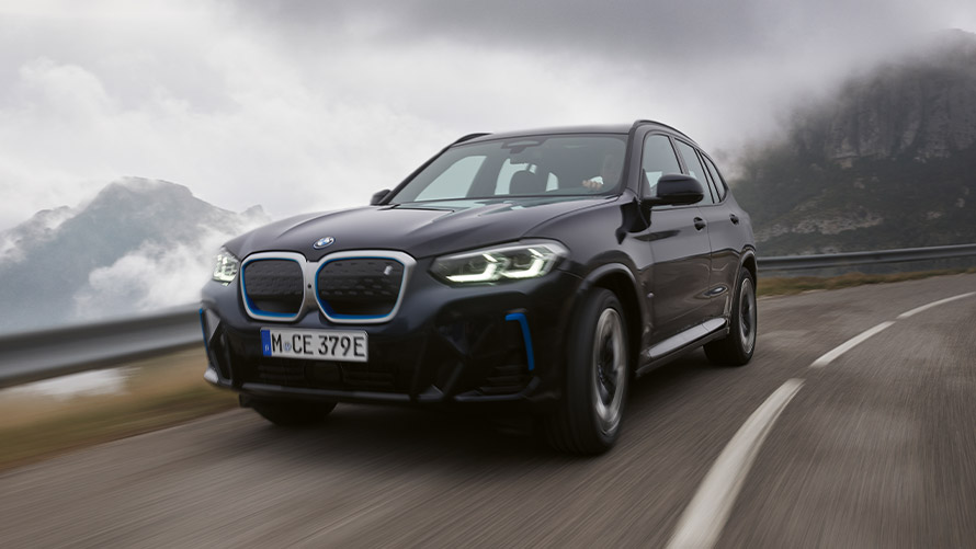 Μοντέλα BMW X, BMW iX3 G08 πρώτη γενιά, μπροστινή λήψη τρία τέταρτα εν κινήσει Μοντέλα BMW X, BMW iX3 G08 πρώτη γενιά, μπροστινή λήψη τρία τέταρτα εν κινήσει