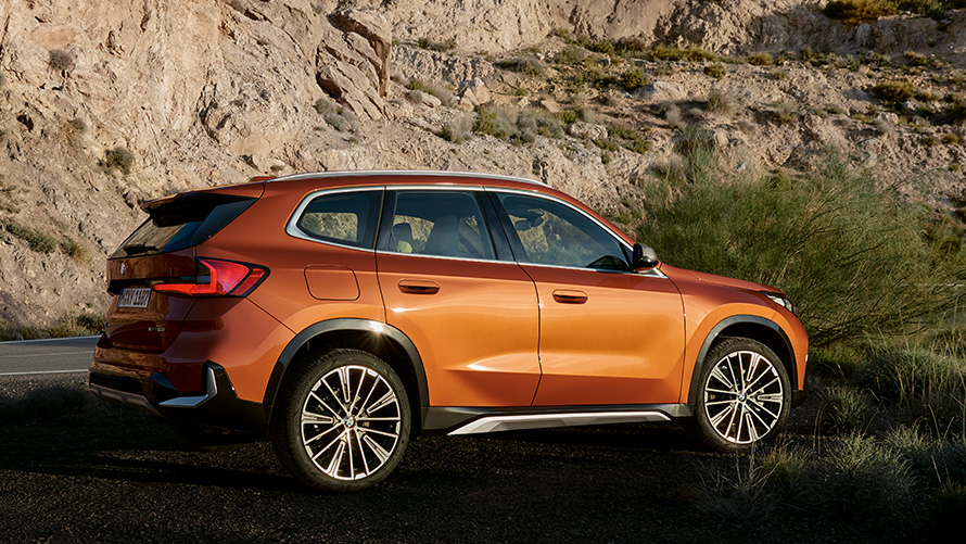 BMW X, BMW X1, U11, τρίτη γενιά, μπροστινή λήψη τριών τετάρτων, σε δρόμο BMW X, BMW X1, U11, τρίτη γενιά, μπροστινή λήψη τριών τετάρτων, σε δρόμο