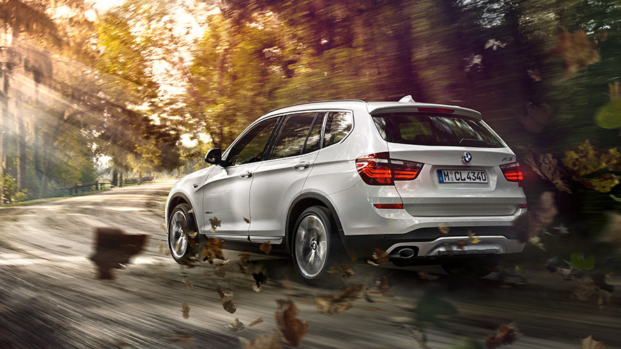BMW X3, F25, δεύτερη γενιά, μπροστινή λήψη τριών τετάρτων, κινούμενη στον δρόμο BMW X, BMW X3, F25, δεύτερη γενιά, πίσω λήψη τριών τετάρτων, κινούμενη στον δρόμο