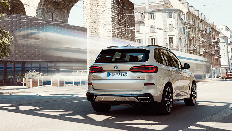 BMW X5, G05, τέταρτη γενιά, πίσω λήψη τριών τετάρτων, σταθμευμένη μπροστά από κτίριο BMW X, BMW X5, G05, τέταρτη γενιά, πίσω λήψη τριών τετάρτων, σταθμευμένη μπροστά από κτίριο